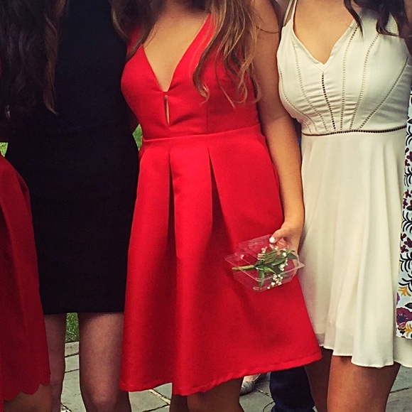 Red dress - Picture 3 of 3